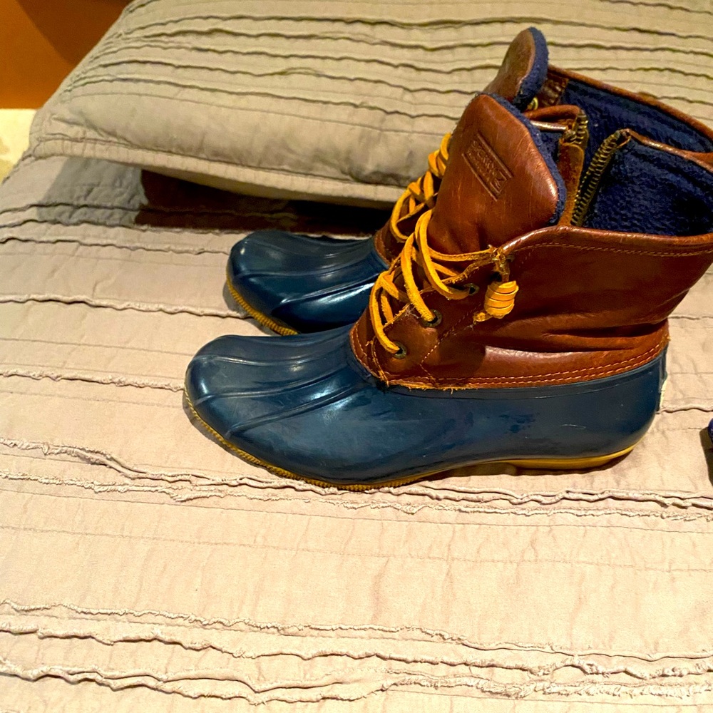 Sperry duck boots size 9